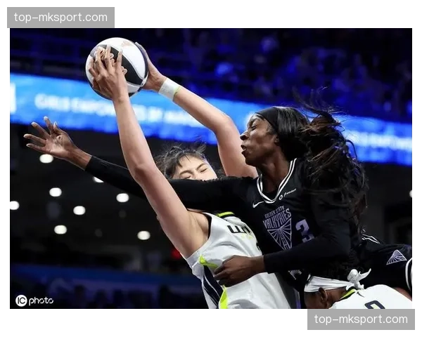 格蕾丝·伯杰与李月汝同时接受达拉斯飞翼资质报价